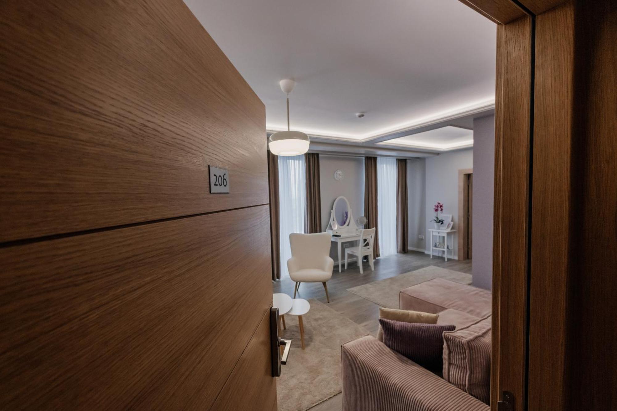Hotel Beli Dvor Cacak Exterior photo